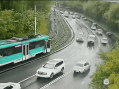 Kinh hoàng tàu điện lao nhanh mất kiểm soát, hất văng hành khách xuống đường