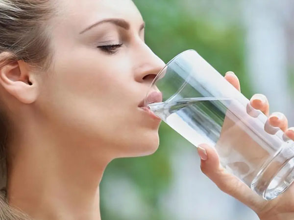 Người phụ nữ đột ngột tử vong giữa đêm: Bác sĩ cảnh báo không được động vào 2 loại nước trước khi ngủ dù có khát đến mấy
