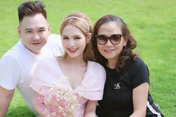 Xoài Non lộ loạt ứng xử thiếu tinh tế trước mặt bố mẹ chồng: Vô tư nói từ nhạy cảm, để bố chồng 'phục vụ' trong bữa ăn