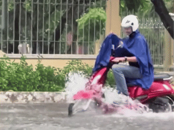Video: Anh Tây đội mưa, thích thú lái xe máy ngập nước trên đường phố Việt Nam