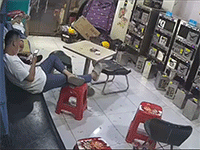 Hai người đàn ông kịp trốn thoát khi trạm sạc pin xe điện phát nổ