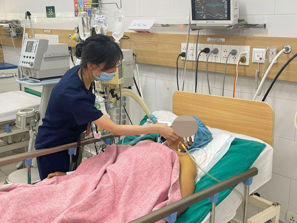 Ăn nhầm nấm độc, 7 bà cháu cấp cứu, 2 bé tử vong