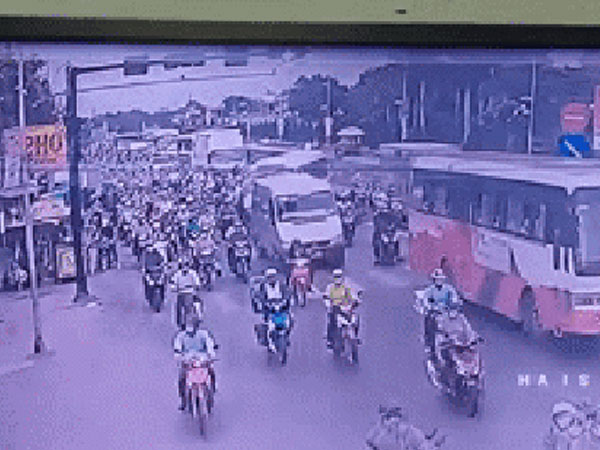 2 góc camera 'phơi bày' diễn biến vụ ô tô đâm hàng loạt xe máy, nhiều người thương vong