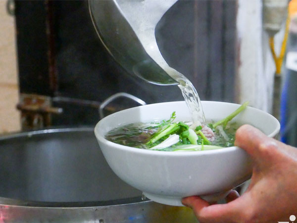 Quán phở Hà Nội núp ngõ sâu phố cổ, khách tay bưng tay gắp miệng xuýt xoa