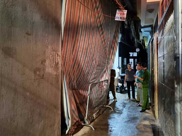 Tường nhà đổ sập ở Hà Nội, 1 người tử vong