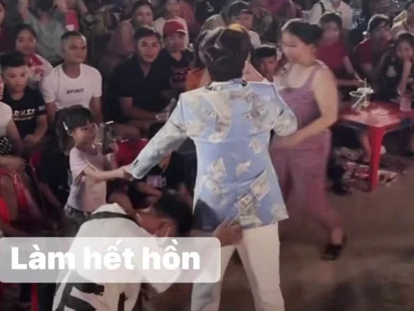 Bị sàm sỡ khi xuống giao lưu với khán giả, nam ca sĩ Việt phải chạy ngay lên sân khấu