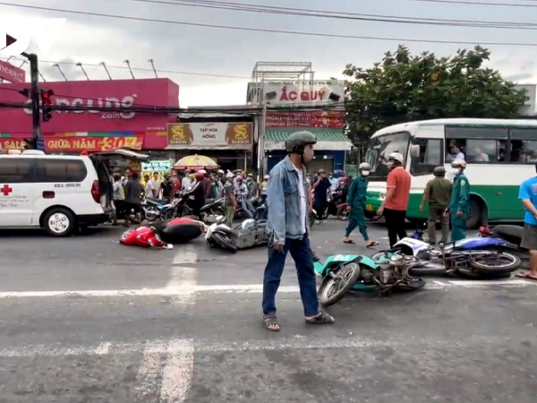 Thêm 1 người tử vong vụ xe khách tông hàng loạt xe máy