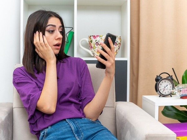 Mở camera, chồng phát hiện bộ mặt thật của cô vợ ngoan hiền