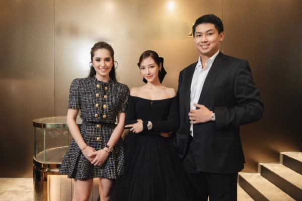 Con trai tỷ phú Johnathan Hạnh Nguyễn dẫn bạn gái đi đọ sắc Jessica Jung: Khung hình bùng nổ nhan sắc!