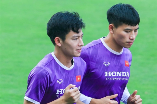 Xúc động: Hotboy ĐT Việt Nam đã đẹp trai, đá bóng hay lại còn giàu lòng nhân ái, tặng suất ăn cho nhân viên vệ sinh ở sân bay