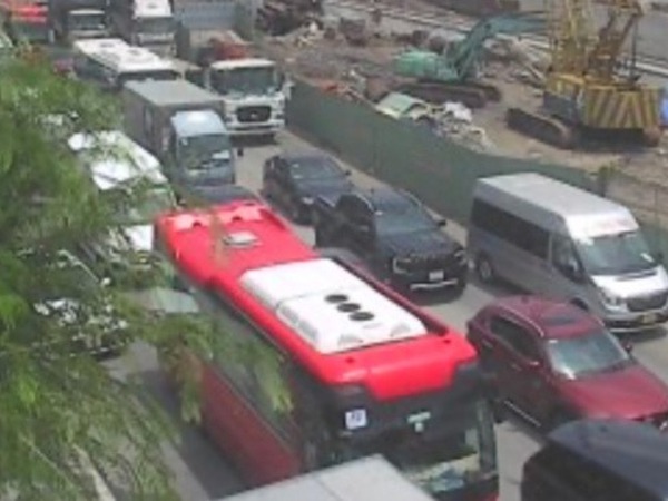 Kẹt xe nghiêm trọng từ sáng đến trưa trên đường dẫn cao tốc TP HCM - Long Thành - Dầu Giây