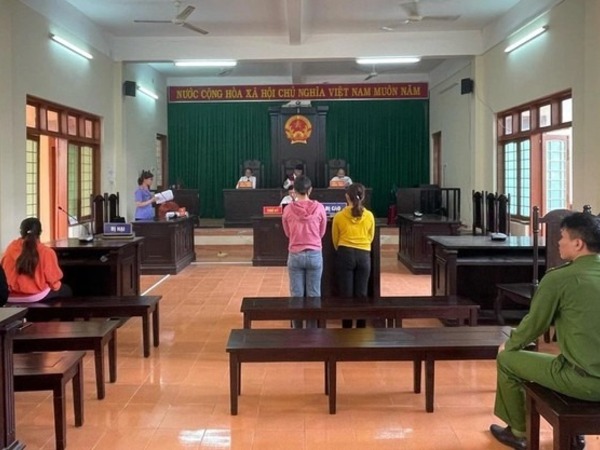 Giao xe máy cho con chưa đủ 16 tuổi đi 'săn mây', 2 người mẹ lĩnh án