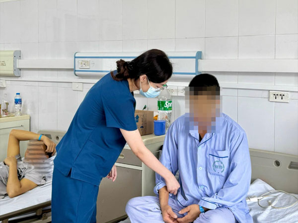 Da vàng như nghệ sau khi uống thuốc nhờ hàng xóm mua