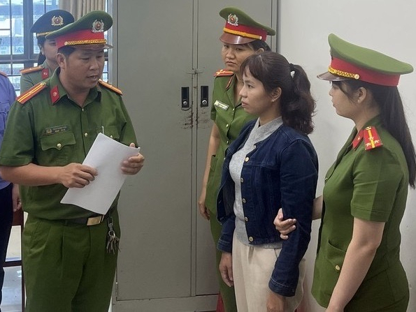Bà mẹ 3 con bị cả nhà chồng cũ đánh đập, tra tấn, bắt uống nước thải, nước lau nhà