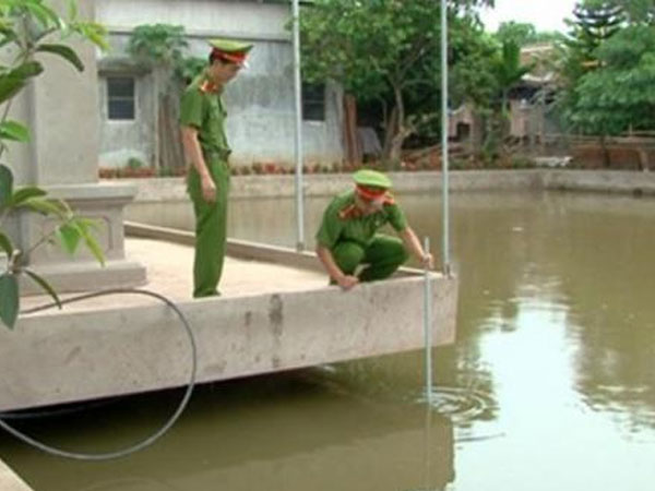 Hai anh em ruột chết đuối dưới ao nhà