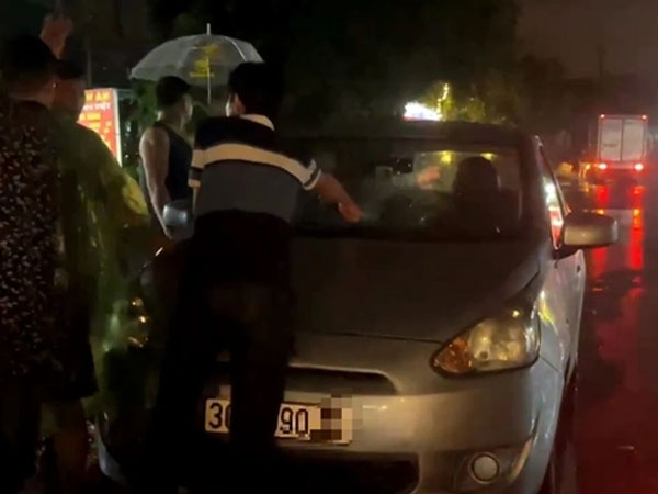 Hà Nội: Hất tung người sang đường lên xe khiến nạn nhân nguy kịch, tài xế rời khỏi hiện trường