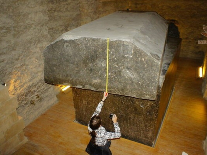 Mở nắp quan tài đá 'khủng', chuyên gia sững người vì xác ướp lạ