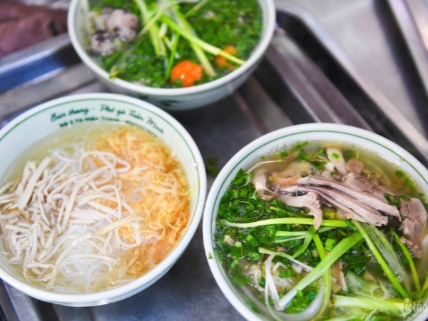 5 quán bún thang ngon ở Hà Nội, khách xếp hàng dài chờ thưởng thức mỗi ngày