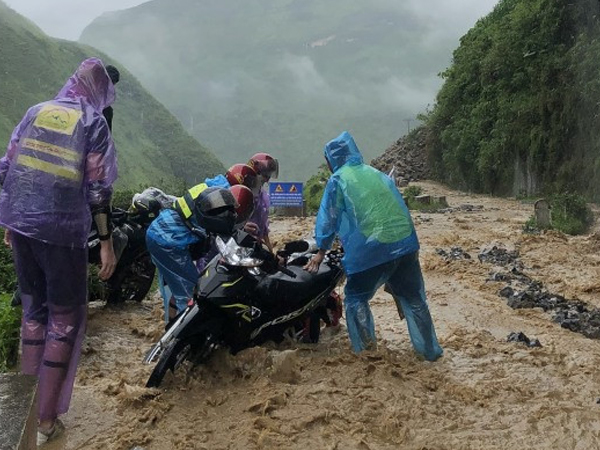 Du khách bỏ xe, 'mếu máo' vì tiết kiệm cả năm đi Hà Giang lại đúng đợt mưa lũ