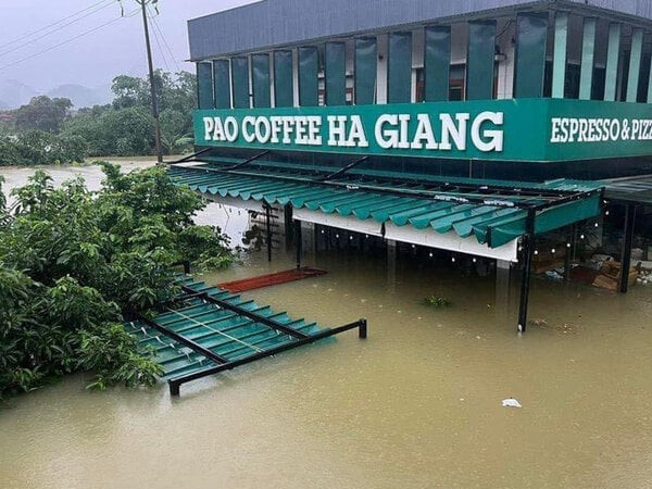 Mưa ngập chưa từng có ở Hà Giang, cảnh sát phá nóc nhà cứu 4 người mắc kẹt