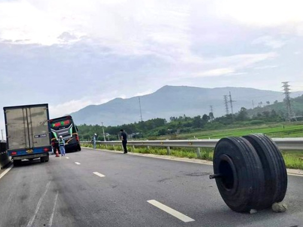 Ô tô khách rơi bánh xe khi đang chạy trên cao tốc