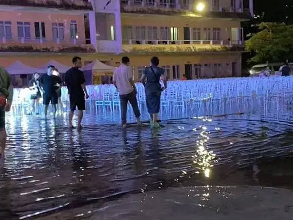 Show Hương Tràm lại gặp kiếp nạn với mưa: Sân khấu ngập nước, khán giả vừa ngâm chân vừa nghe hát!
