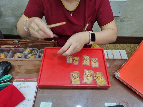 Giá vàng nhẫn tiếp tục giảm