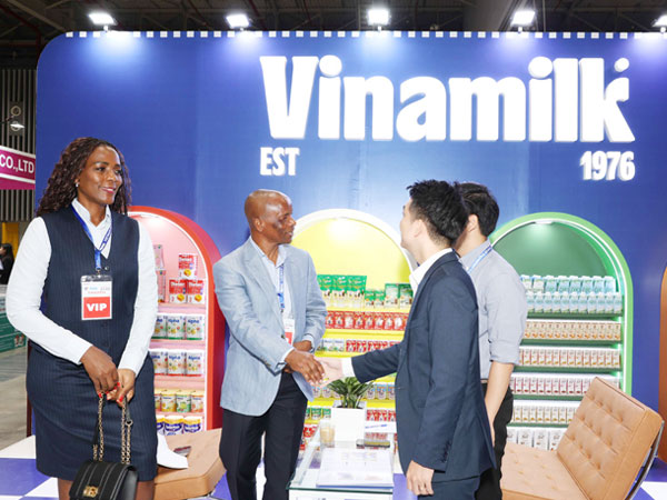 Vinamilk thúc đẩy xuất khẩu sữa qua các chuỗi bán lẻ và phân phối toàn cầu
