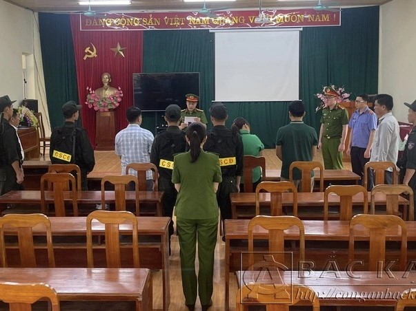 Bí thư, chủ tịch một xã cùng bị bắt