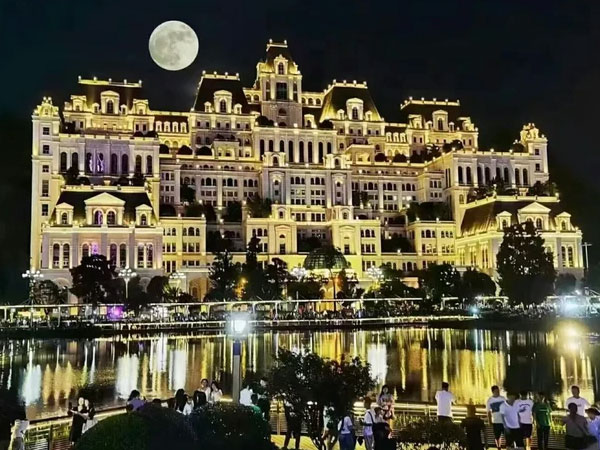 Ngôi nhà có 800 phòng, đi vài ngày không tham quan hết trong truyện là có thật: Giá 9.500 tỷ, danh tính chủ nhân mới gây tò mò nhất