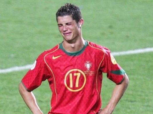 Ngày Ronaldo òa khóc như đứa trẻ ở EURO 2004