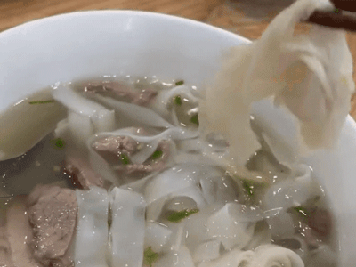 Cô gái hoảng hốt phát hiện bát phở kèm 'topping' giấy ăn tại quán phở có tiếng ở Hà Nội, nhiều khách quen xúm vào 'kể tội'