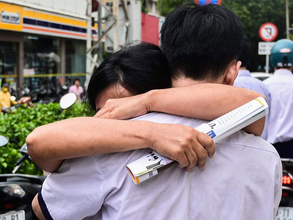 Học trò TPHCM bật khóc vì đề thi Toán lớp 10 do học vẹt?