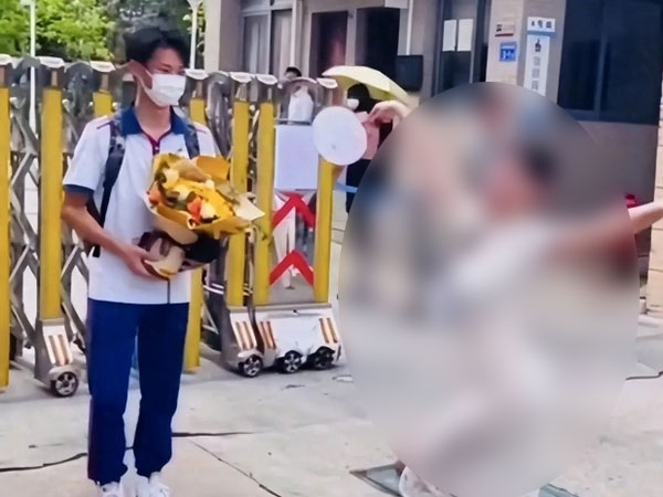 Vừa bước ra khỏi trường thi, nam sinh ngại đỏ mặt vì cách chúc mừng 'kỳ quặc' của mẹ, nhiều người cũng lắc đầu ngao ngán
