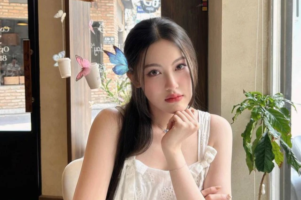 Bạn gái HIEUTHUHAI bỗng đăng trạng thái lạ, gương mặt không thèm son phấn gây xôn xao