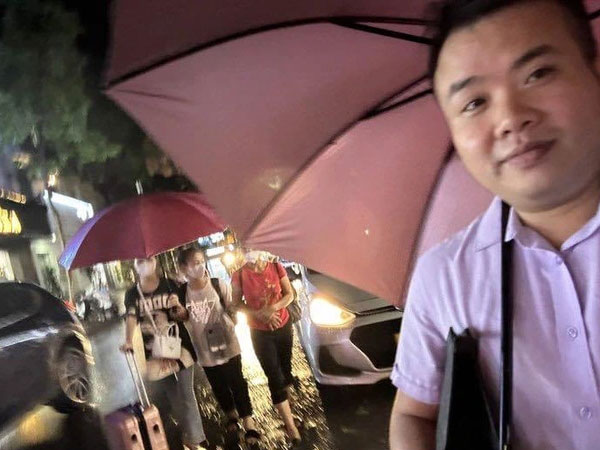 Đang lang thang định ngủ ở bến xe, 3 phụ nữ được người lạ chở đi ăn phở, giúp tìm việc làm ngay trong đêm