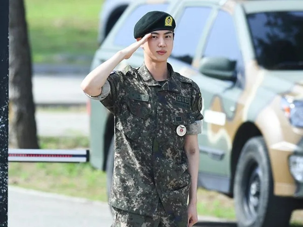Jin (BTS) chính thức xuất ngũ, được đồng đội chào đón bằng tiết mục đặc biệt