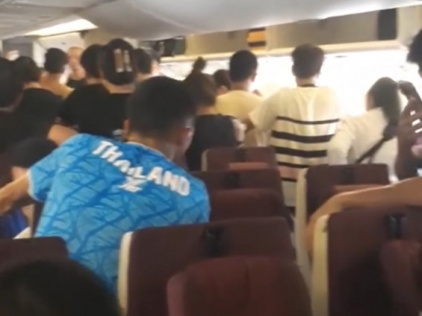 Hỏng động cơ, máy bay ngắt luôn điều hòa rồi bắt khách ngồi chờ 3h đồng hồ bên trong trước khi chờ cất cánh
