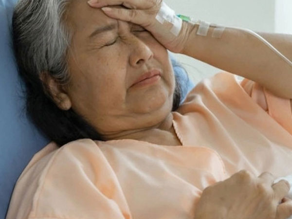 Bà lão 70 tuổi ốm nặng, trách con dâu không nghỉ việc chăm sóc: Nghe xong 3 câu hỏi của con, bà chỉ biết nín lặng