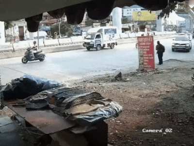 Clip: Đang đi bộ, người phụ nữ bị ô tô tông văng lên không trung