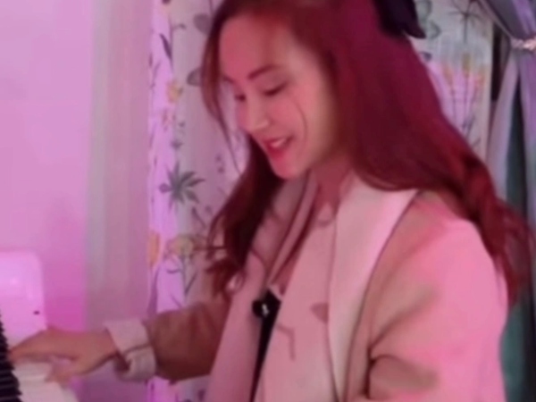 Vy Oanh đăng clip để lộ nhẫn kim cương cỡ 'khủng'