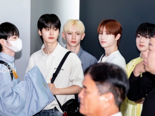 Hot: Tân Sơn Nhất như vỡ trận đón TEMPEST, Hanbin Ngô Ngọc Hưng 'rủ rê' đồng đội diện áo dài ghi điểm cực mạnh