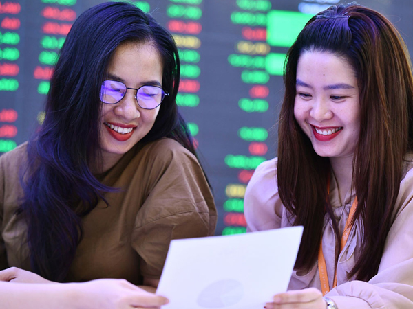 VN-Index vượt 1.300 điểm sau 2 năm, triển vọng phía trước ra sao?