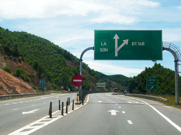 Trình phương án mở rộng tuyến cao tốc Cam Lộ - La Sơn lên 4 làn xe