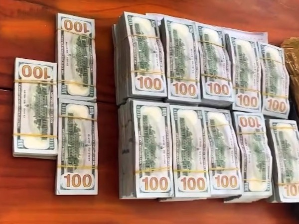 Bắt quả tang đối tượng vận chuyển trái phép 530.150 USD qua biên giới