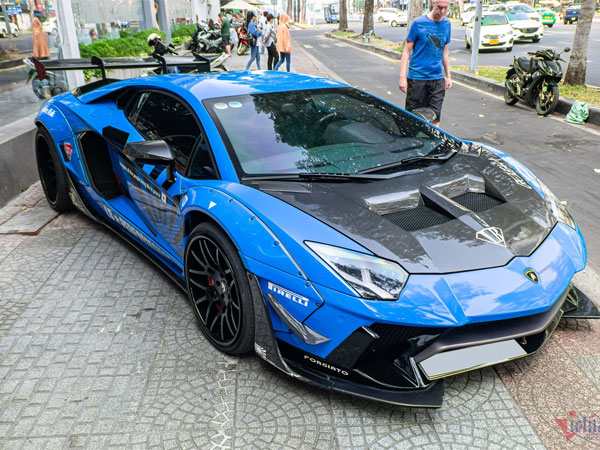Siêu xe Lamborghini Aventador của đại gia Việt rớt giá một nửa sau 9 năm