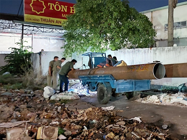 Bị xe ba gác chở ống sắt nặng cán qua người, nam điều dưỡng tử vong
