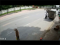 Lái xe kiểu 'mơ ngủ', nữ tài xế tông xe máy văng 'dính' vào đuôi xe tải