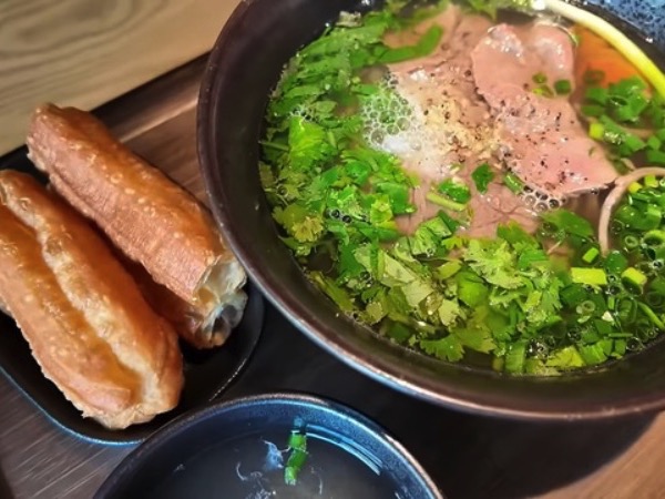 2 hàng quán ẩm thực Việt hot bậc nhất Thượng Hải: Ngoài phở của Chi Pu còn có một thương hiệu cà phê nổi tiếng