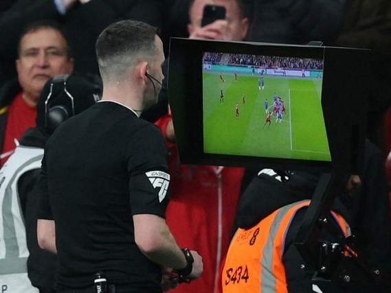 BÊN LỀ EURO 2024: VAR và những ứng dụng công nghệ
